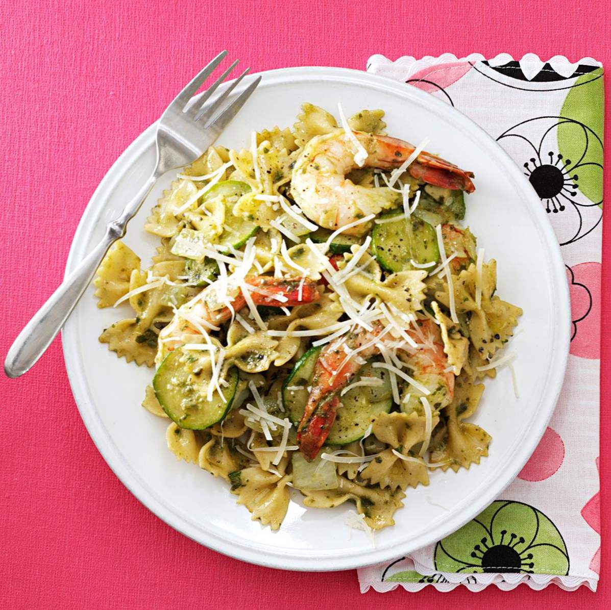 Zucchini-Pesto mit Garnelen und Farfalle / Kochfeld - Eine Schüssel