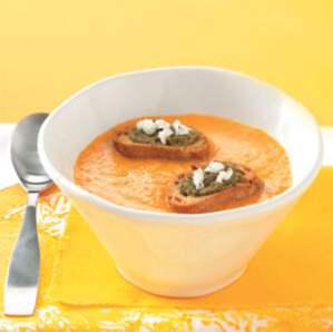 Gul tomatsuppe med geitostkrokoner / supper