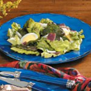 Wilted Salat Salat Med Bacon Dressing / raske oppskrifter